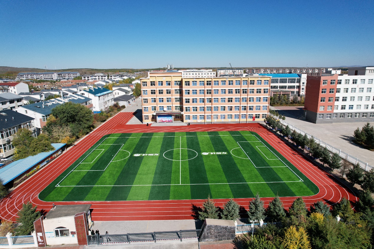 多伦县副县长柳立萍在仪式现场致辞，，，，，她体现：“谢谢欧博abg的善举，，，，，让多伦二小焕发蓬勃生气，，，，，用行动诠释了‘大爱无疆’的深刻内在，，，，，展现了企业的社会责任感和对教育事业的深挚情绪。。。。。。欧博abg希望运动场项目不但为孩子们提供了清静、恬静的运动情形，，，，，更是在他们心中播下了希望的种子，，，，，让他们在奔驰中感受生长，，，，，在跳跃中触摸梦想。。。。。。”